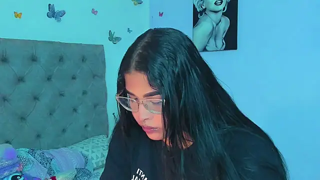 Snapshot of mabellfox chatting on 12.30.24 mabellfox online show from 12.30.24