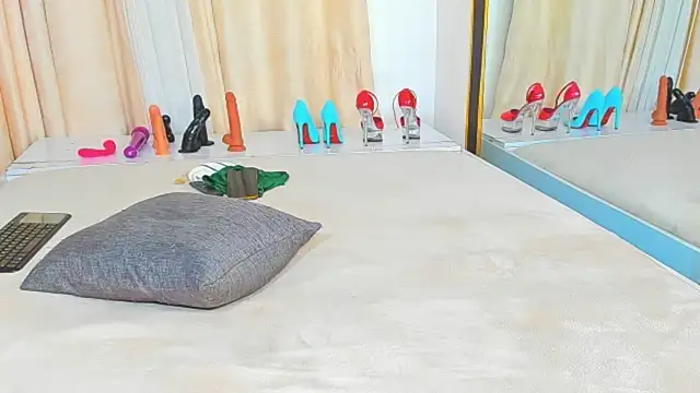 Snapshot of Yummy_squirter chatting on 10.27.25 Yummy squirter online show from 10.27.25