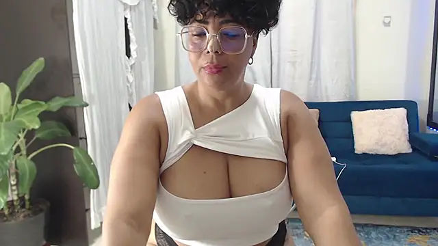 Snapshot of AmbarSofhia chatting on 03.18.25 AmbarSofhia online show from 03.18.25