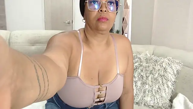 Snapshot of AmbarSofhia chatting on 10.22.25 AmbarSofhia online show from 10.22.25