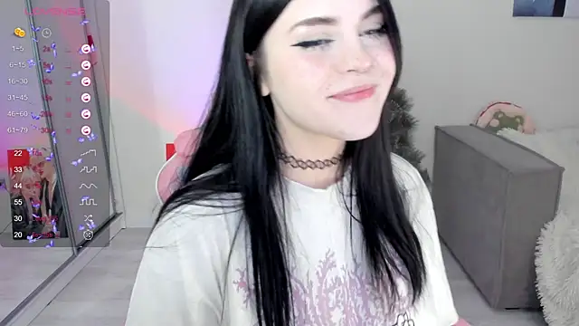 Snapshot of SelenaCute chatting on 12.20.24 SelenaCute online show from 12.20.24