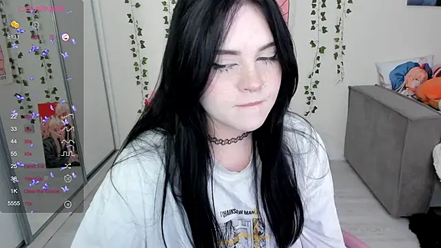 Snapshot of SelenaCute chatting on 02.04.25 SelenaCute online show from 02.04.25