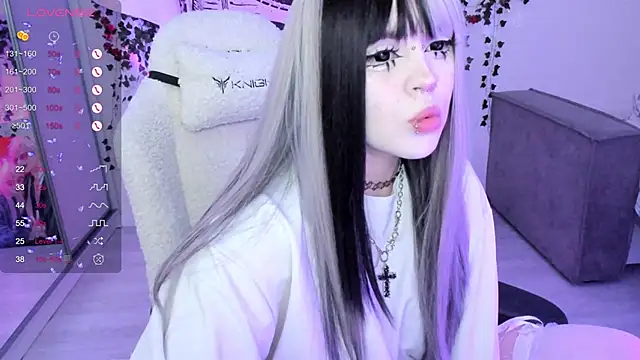 Snapshot of SelenaCute chatting on 11.10.25 SelenaCute online show from 11.10.25