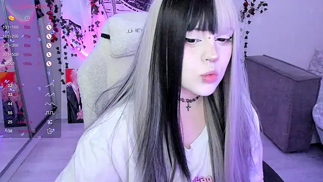 Snapshot of SelenaCute chatting on 11.23.25 SelenaCute online show from 11.23.25