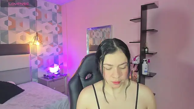 Snapshot of megancero chatting on 01.09.25 megancero online show from 01.09.25