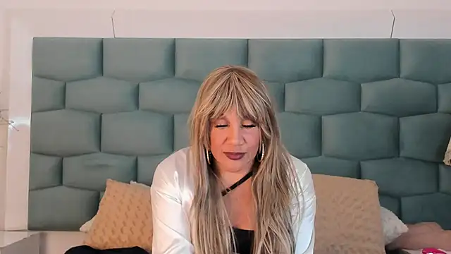Snapshot of MiaMancini chatting on 05.19.26 MiaMancini online show from 05.19.26