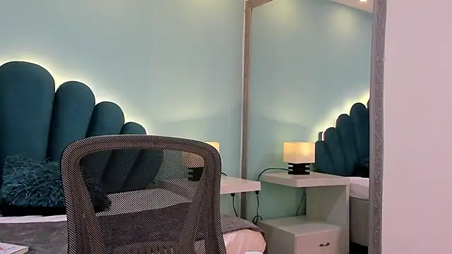 Snapshot of sharlott18 chatting on 10.10.25 sharlott18 online show from 10.10.25