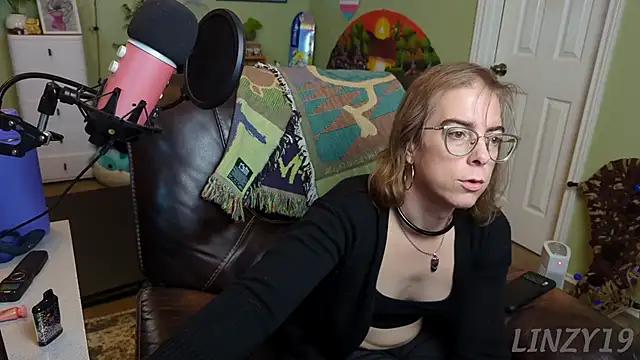 Linzy 19 online show from 02.24.25
