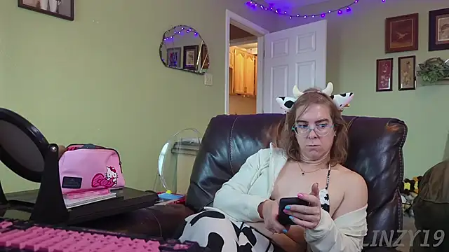 Linzy 19 online show from 11.19.25