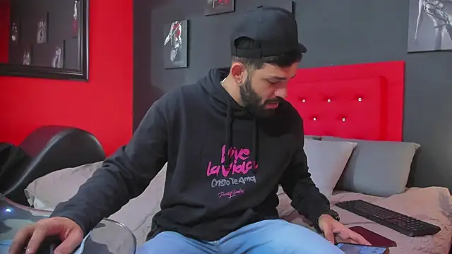 Snapshot of Thiagogomez chatting on 10.11.25 Thiagogomez online show from 10.11.25