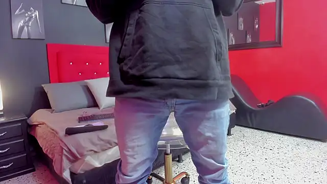 Snapshot of Thiagogomez chatting on 10.18.25 Thiagogomez online show from 10.18.25