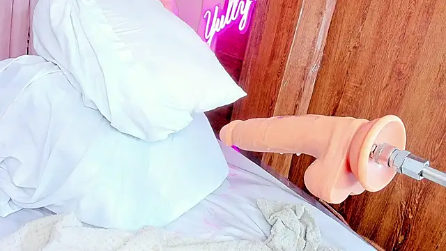 queen yully online show from 03.22.25