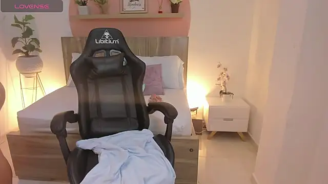 Snapshot of roseliam25 chatting on 02.05.25 roseliam25 online show from 02.05.25