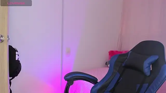 Snapshot of roseliam25 chatting on 09.17.25 roseliam25 online show from 09.17.25