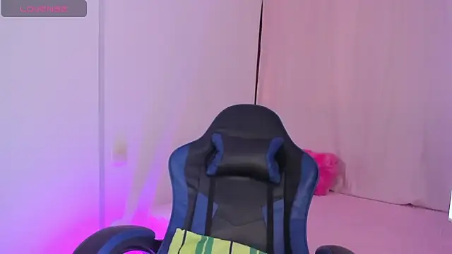 Snapshot of roseliam25 chatting on 10.07.25 roseliam25 online show from 10.07.25