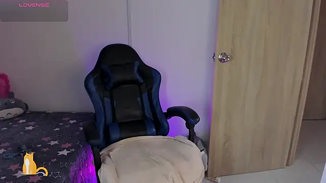 Snapshot of roseliam25 chatting on 10.30.25 roseliam25 online show from 10.30.25