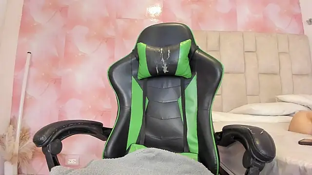 aida rose  online show from 10.31.25