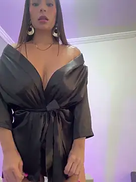 Snapshot of Mau_White chatting on 12.04.24 Mau White online show from 12.04.24