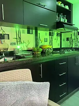 Snapshot of Mau_White chatting on 12.10.24 Mau White online show from 12.10.24