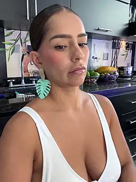 Snapshot of Mau_White chatting on 12.10.24 Mau White online show from 12.10.24