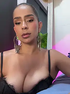 Snapshot of Mau_White chatting on 12.19.24 Mau White online show from 12.19.24