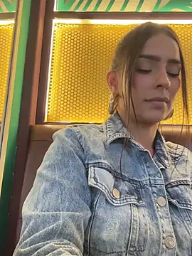 Snapshot of Mau_White chatting on 12.26.24 Mau White online show from 12.26.24