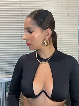 Snapshot of Mau_White chatting on 09.10.25 Mau White online show from 09.10.25