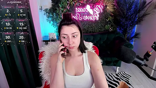 Snapshot of PennyMay chatting on 03.21.25 PennyMay online show from 03.21.25