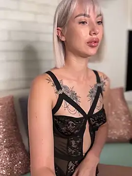 Snapshot of MiaMinx chatting on 10.16.25 MiaMinx online show from 10.16.25