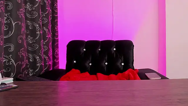 Snapshot of Mialenox chatting on 12.28.24 Mialenox online show from 12.28.24