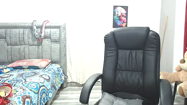 Snapshot of LAURA_CRAIZY chatting on 11.12.25 LAURA CRAIZY online show from 11.12.25