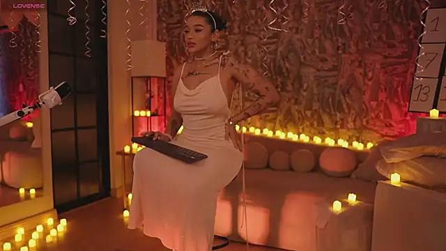 HannahW  online show from 10.04.25