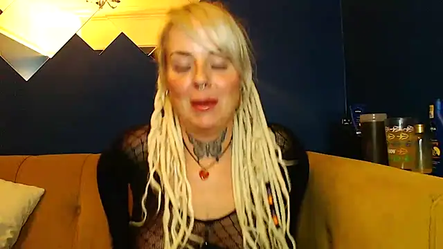 Snapshot of pixiedreadx chatting on 10.21.25 pixiedreadx online show from 10.21.25