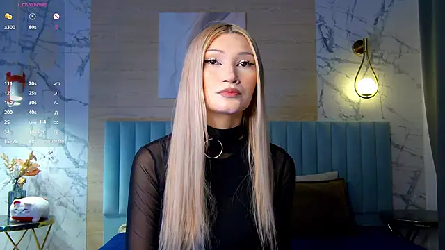 Snapshot of CarolReeves chatting on 10.09.25 CarolReeves online show from 10.09.25