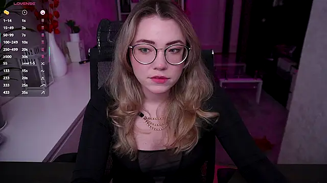 Snapshot of RemyCute chatting on 11.29.25 RemyCute online show from 11.29.25