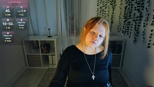 Snapshot of bitchofsun_ chatting on 11.29.25 bitchofsun online show from 11.29.25