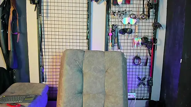 Snapshot of Twisted_Fantasy chatting on 01.25.25 Twisted Fantasy online show from 01.25.25