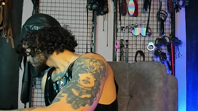 Snapshot of Twisted_Fantasy chatting on 02.07.25 Twisted Fantasy online show from 02.07.25