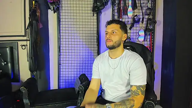 Snapshot of Twisted_Fantasy chatting on 11.17.25 Twisted Fantasy online show from 11.17.25