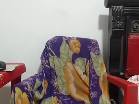 Snapshot of PONSE_LATINO chatting on 10.16.25 PONSE LATINO online show from 10.16.25