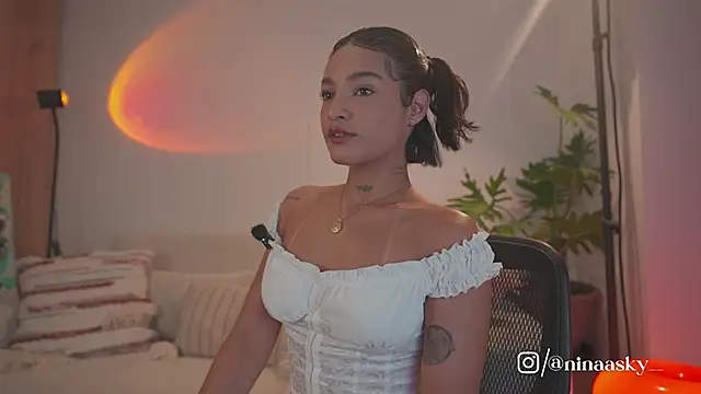 Snapshot of ninaa_sky chatting on 05.29.26 ninaa sky online show from 05.29.26