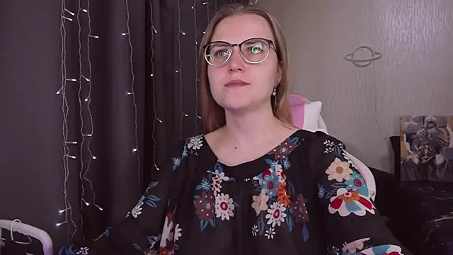 Snapshot of MissBrightShine chatting on 09.13.25 MissBrightShine online show from 09.13.25