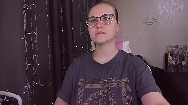 Snapshot of MissBrightShine chatting on 09.17.25 MissBrightShine online show from 09.17.25