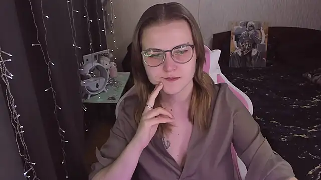 Snapshot of MissBrightShine chatting on 10.21.25 MissBrightShine online show from 10.21.25