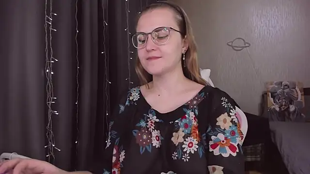 Snapshot of MissBrightShine chatting on 11.13.25 MissBrightShine online show from 11.13.25