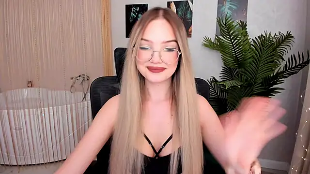 Snapshot of FloweryLove_1 chatting on 02.05.25 FloweryLove 1 online show from 02.05.25