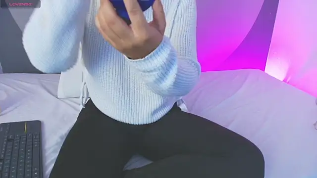 Snapshot of sarita_duque chatting on 04.08.26 sarita duque online show from 04.08.26