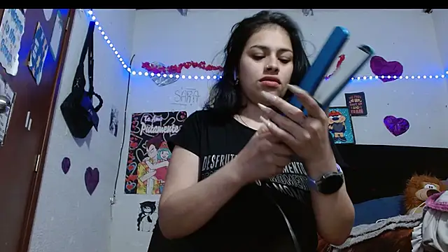 Snapshot of Saray_extrovert_ chatting on 10.05.25 Saray extrovert online show from 10.05.25