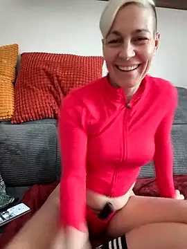 Snapshot of DarleenHot chatting on 02.17.26 DarleenHot online show from 02.17.26