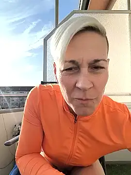 Snapshot of DarleenHot chatting on 02.26.26 DarleenHot online show from 02.26.26